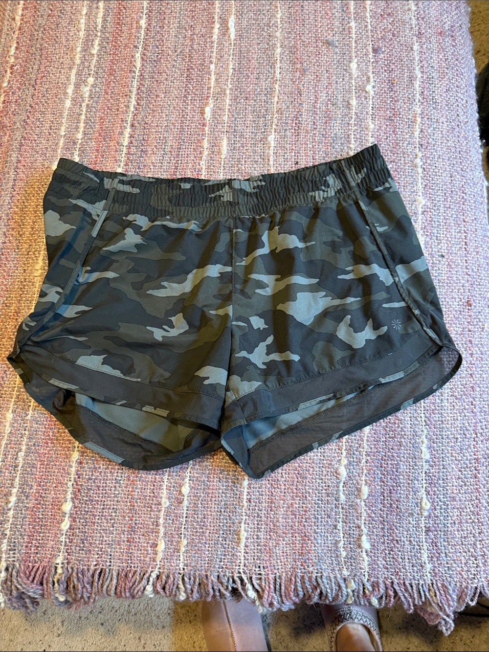 Athleta Mesh Racer Run 4”Women's Camouflage Active Shorts green Sage